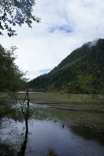 山间宁静湖水美景