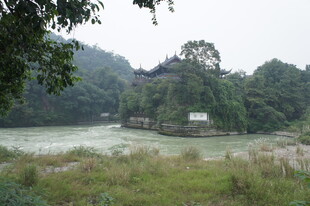 河畔绿树环绕的静谧小屋