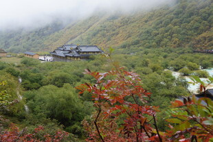 山间云雾中的静谧村落