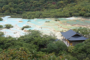 山间多彩池畔的古朴小屋