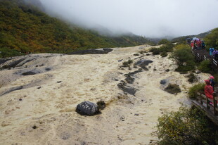 山间湍急河流边的观景者