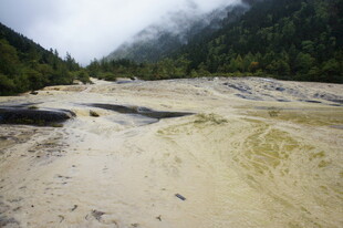 山间泥泞河谷景观