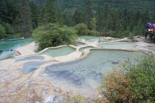 梦幻五彩温泉池风光