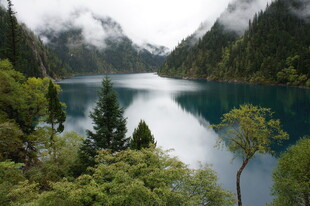 静谧山林间的幽蓝湖泊