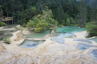 梦幻五彩钙化池景观