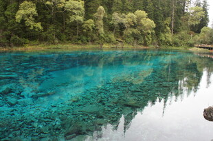 清澈碧蓝的山间静谧湖水