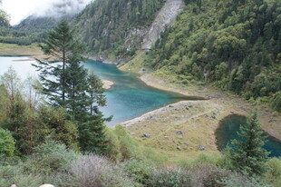 山间幽蓝湖泊自然美景