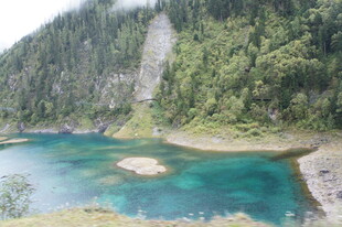 山间幽蓝湖泊美景