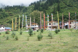 藏区村落飘扬的多彩经幡