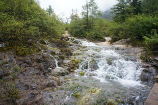 山间溪流潺潺的自然美景