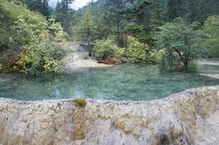 山间清澈幽潭美景