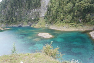 山间蓝绿色清澈美丽湖泊