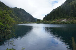 山间静谧湖泊美景