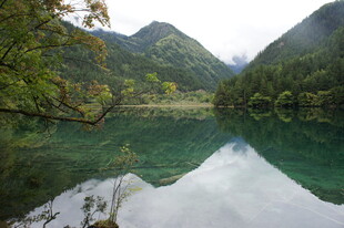 静谧山水湖景图