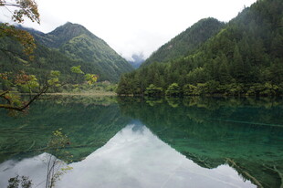 山间碧湖 自然静谧之景