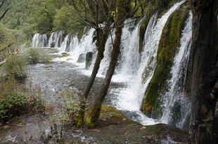 山间秀丽瀑布溪流景观