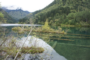 山间清澈湖泊自然美景
