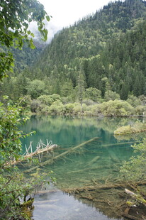 山间碧绿清澈的美丽湖泊