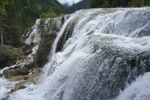 山间壮观瀑布美景