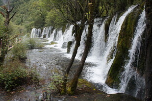 山间秀丽瀑布景观