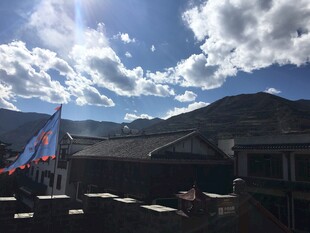 蓝天白云下的中式建筑景观