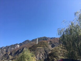蓝天映衬下的山峦与植被