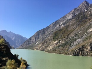 壮丽山河间的碧绿江水