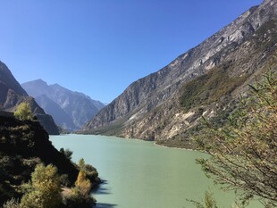 青山绿水间的秀丽河谷