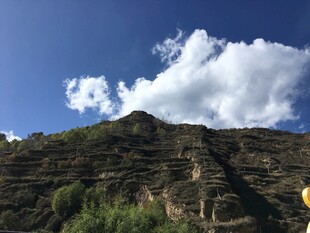 蓝天青山间的壮丽风光