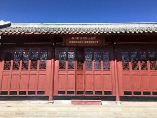 中式红墙古建筑大门