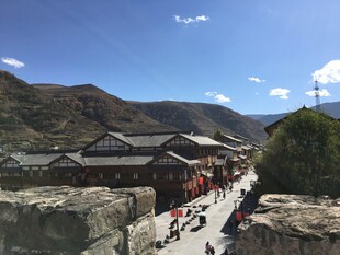 古城风光 游人漫步古街