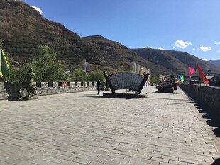 户外开阔广场与远山风景