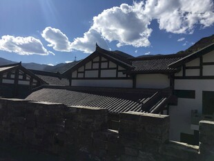 中式古建筑与蓝天白云