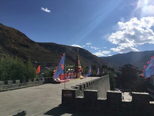 藏区道路边飘扬的五彩经幡