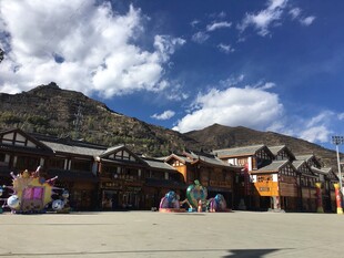 山间特色建筑群景观