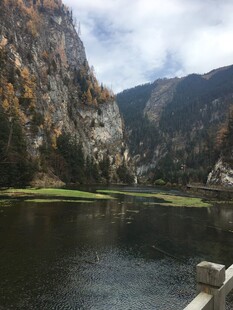 山间宁静湖泊美景