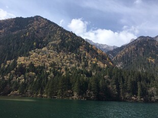青山绿水间的秀丽湖景