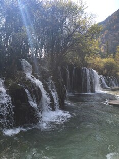山间瀑布潺潺流水景观