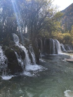 山间瀑布溪流自然美景