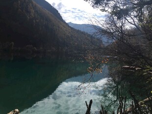 青山绿水间的静谧湖泊