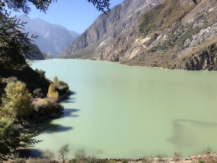 青山环抱的碧绿湖泊