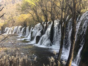 秋日山间层叠瀑布美景