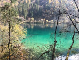 山间碧绿清澈的宁静湖泊