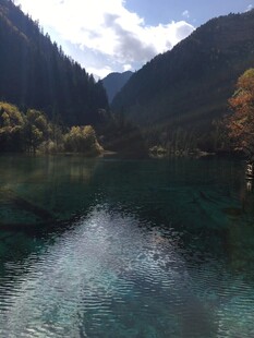 清澈高山湖泊美景