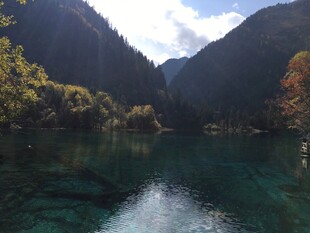 山间幽蓝澄澈湖泊美景