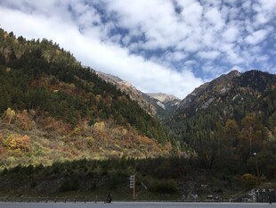 山间美景 云雾缭绕的山谷