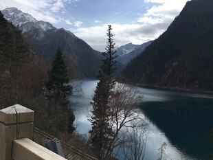 山间幽蓝湖泊美景