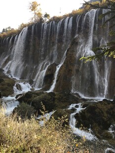 壮观山间瀑布自然美景