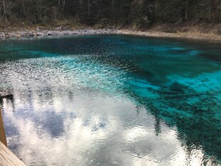 清澈蓝绿湖水美景