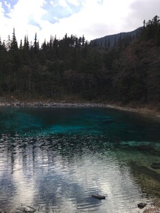 梦幻蓝湖映山林